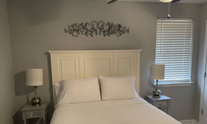 Foley House | Palm Cottage- Cheerful 3 Bedroom near Gulf Shores. Located near many attractions