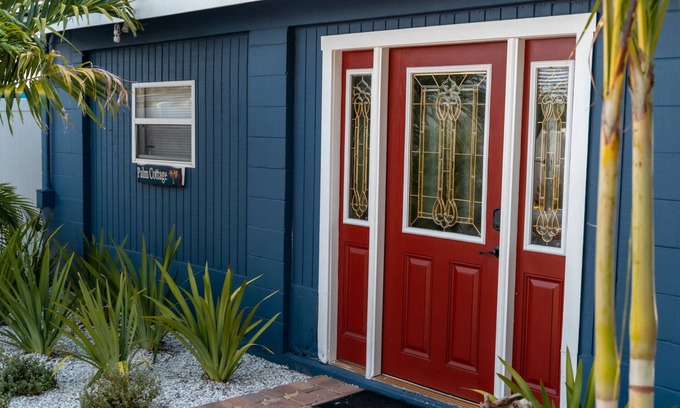 Tarpon Springs House | Palm Cottage * King Bed * Tropical Yard
