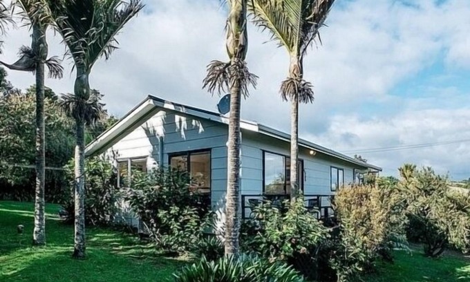 Onetangi House | Palm Cottage - Onetang holiday home