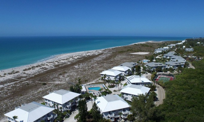 Palm Island Villa | Palm Island 1 Bedroom Deluxe Villa by RedAwning