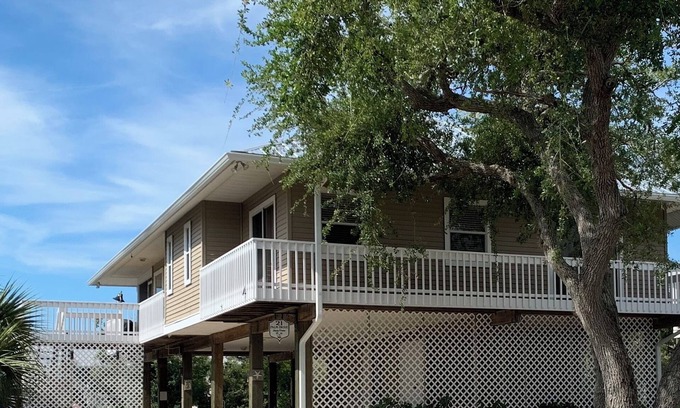 Palm Island House | Palm Island/Don Pedro 3/2 Island Escape Close to Beach with a Dock