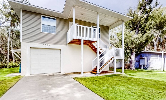 Weeki Wachee Gardens House | Palm-lined home with water access, game room, balcony, W/D, and central AC
