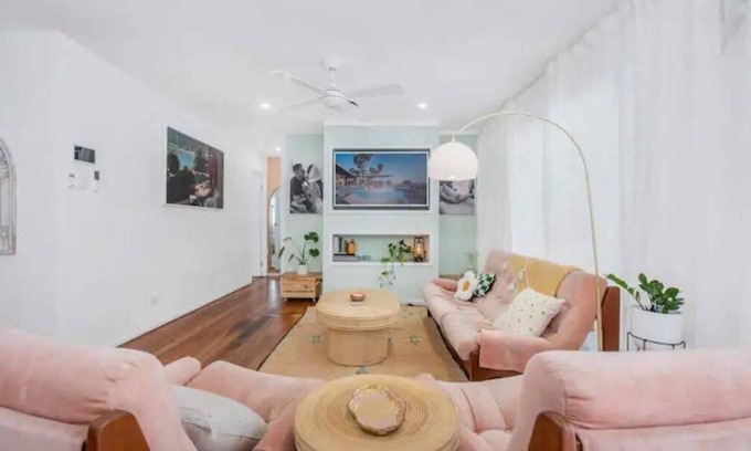 Southport House | Palm Springs Cottage in prime Gold Coast location
