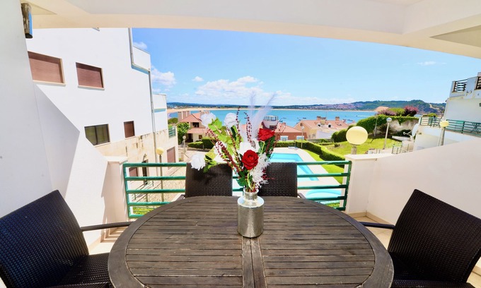 Sao Martinho do Porto Apartment | Palm Tree -Apartment with sea view, 65 m. from the beach with pool and garage
