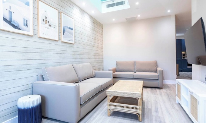 London Borough of Bromley Apartment | Palm Tree House | Santorini
