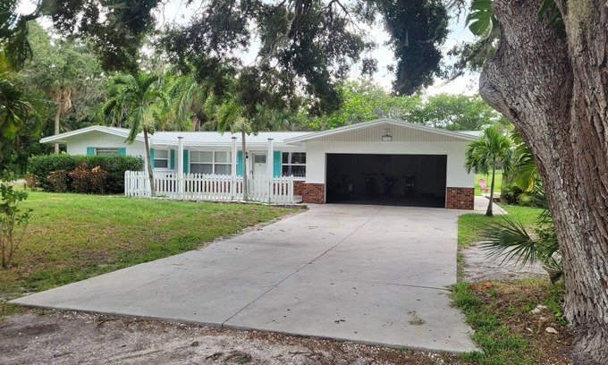 Terra Ceia House | Palm tree paradise home between St Petersburg and Sarasota. Near gulf beaches!