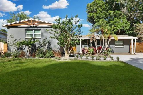 Tampa House | Palm Tree Paradise Tampa Pool Home