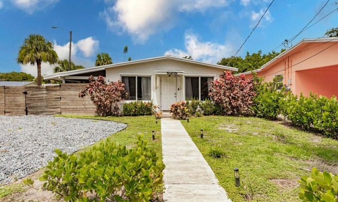 Dania Beach House | Palm Tree Paradise in Dania Beach