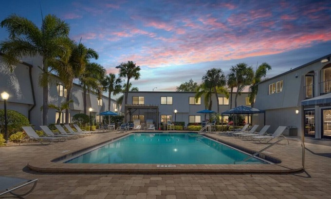 SoHo Apartment | palma ceia 2412A · Steps from Bayshore! King suite | Pool | Gym | C
