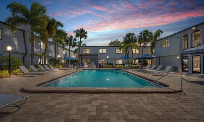 SoHo Apartment | palma ceia 2419b · Steps from Bayshore! King suite | Pool | Gym | I