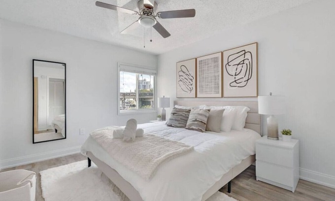 SoHo Apartment | palma ceia 2421E · Steps from Bayshore! King suite | Pool | Gym | A