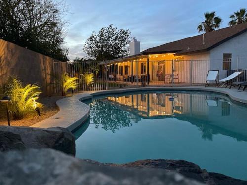 Glendale House | Paloma Crush Near Cardinal Stadium & Football Fun