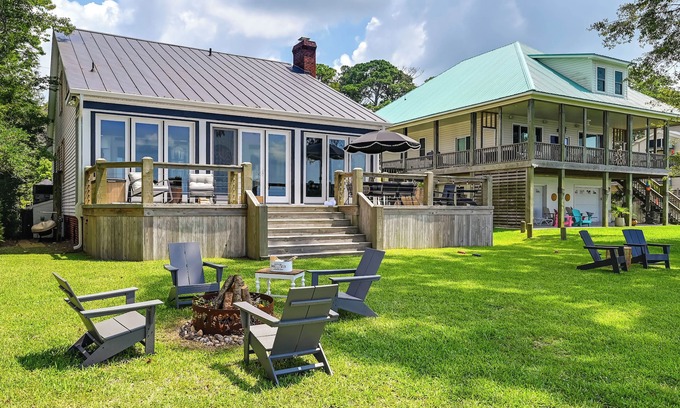 Bath Cottage | Pamlico River Vacation Rental w/Deck & Fire Pit