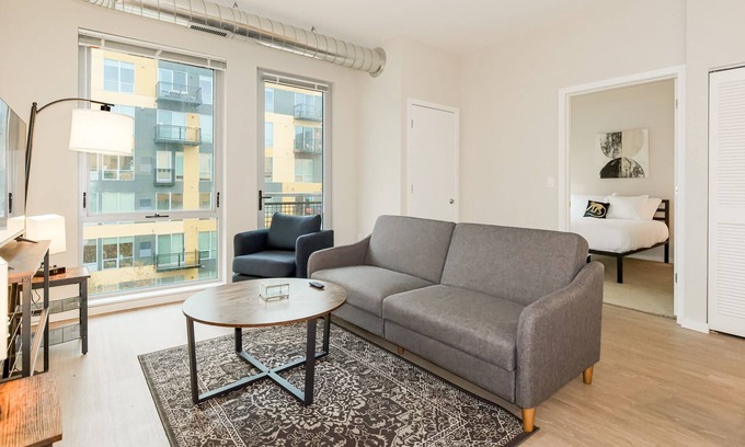 Crossroads Arts District Condo | Pamper Yourself w/ Upscale Accommodation and Breathtaking Rooftop Amenities 402