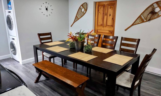 Quartier 5-4 Apartment | Panache Royale 1.
