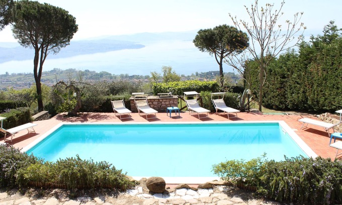 Passignano sul Trasimeno House | Panoramic villa immersed in the green Umbrian countryside of Trasimeno lake view