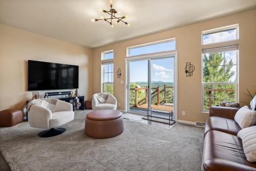 Custer House | Panorama Peak Mountain Hideaway