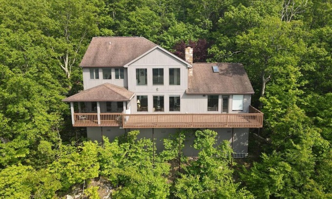Berkeley Springs House | Panorama Peak View- view, wifi, screen porch