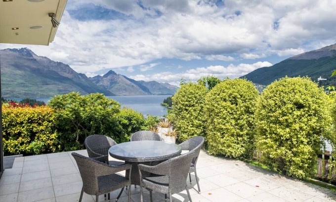 Queenstown House | Panorama Views | Central Majestic Mountain Vistas