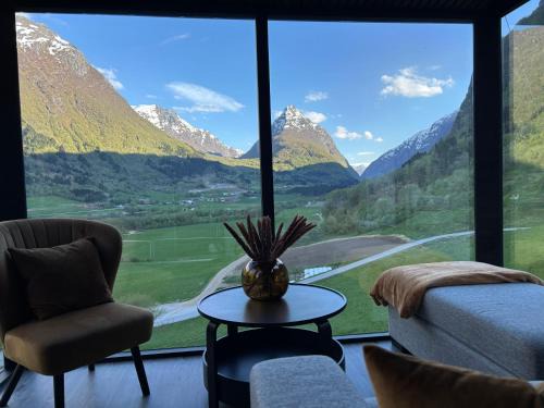 Gloppen Apartment | Panoramahytte med utsikt mot Eggenipa