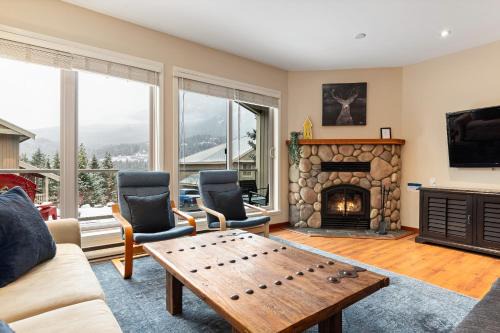 Blueberry Hill House | Panoramic Lake and Mountain Views by Harmony Whistler