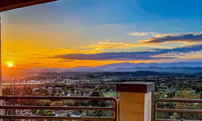 Sevierville House | Panoramic Mountain Range Views! Spacious 2 King BR Chalet w/Garage, Jacuzzi, WiFi & Free Tickets