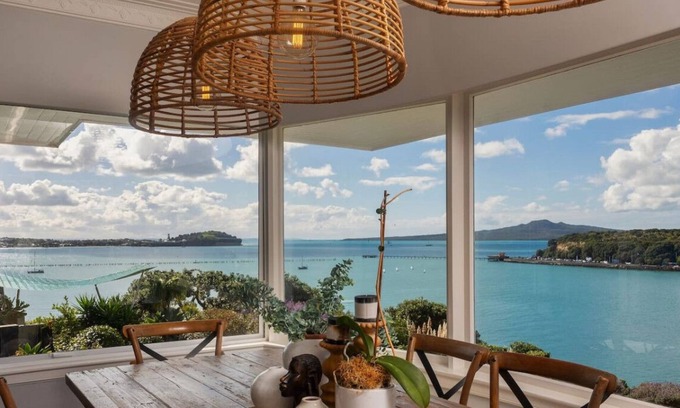 Orakei Apartment | Panoramic Ocean View w Spa