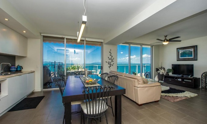 Nelly Bay Apartment | Panoramic Ocean Views 2 bed/2 bath Unit, Nelly Bay