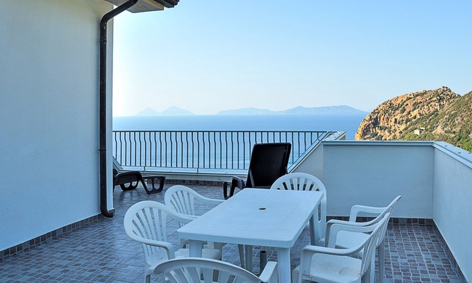 Gioiosa Marea House | Panoramic sea view, in villa 4/6 beds.