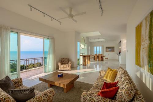 Tanjung Bungah House | Panoramic Seaview Holiday Home - Batu Ferringhi