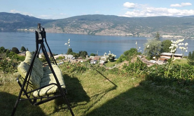 Okanagan-Similkameen Apartment | Panoramic Summerland Lake View Studio w/Hot Tub