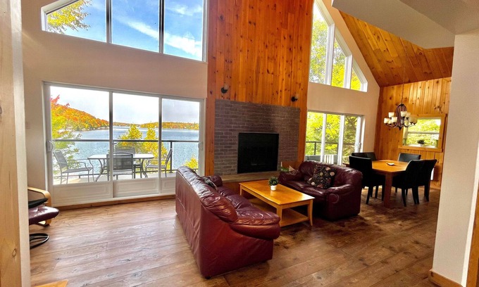 Chertsey House | Panoramic View Waterfront Chalet and Spa