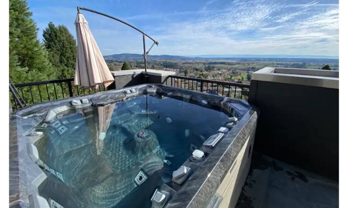 Dundee House | Panoramic Views, Hot tub, gas fireplace, luxurious