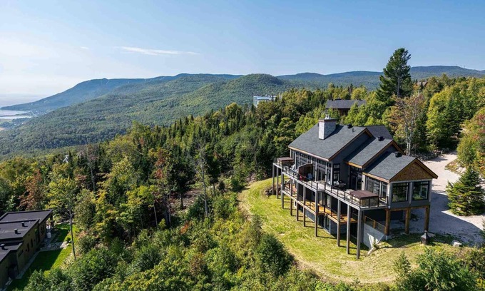 Petite-Riviere-Saint-Francois Ski Chalet | Panoramique 57: Stunning Views & Spacious Comfort