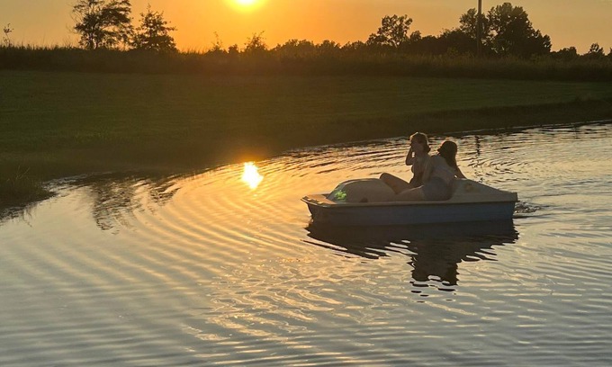 Olney Cabin | Papa's Cabin - Enjoy the peace and quiet with 40 acres and a 5 acre lake!