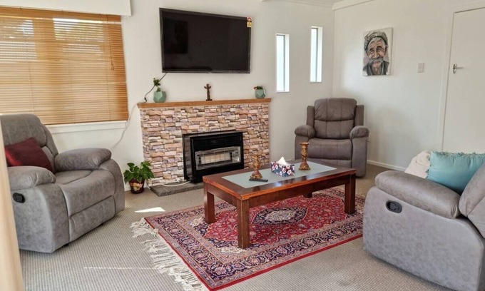 New Plymouth House | Papa's Place/entire house