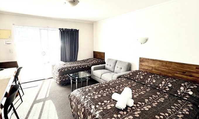 Papakura Hotel | Papakura Pioneer Motor Lodge and Motel
