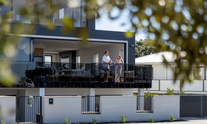 Papamoa Beach House | Papamoa Beach Coastal Oasis. Heated Pool, Sauna, Spa & Games room. Up to 20 Ppl