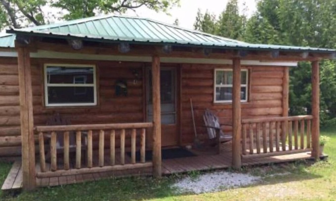 Drummond House | Papins Resort Cabin #4