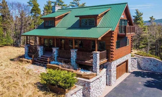 Eagle Harbor House | Paradise at Great Sand Bay -2-bedroom log house with AC, WiFi in Eagle Harbor