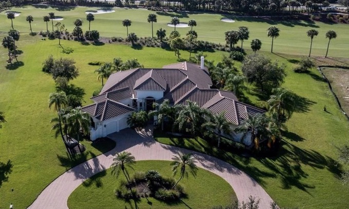 Twin Eagles House | Paradise awaits you for your and your fur babies!