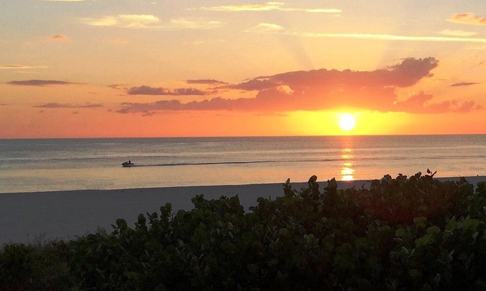 Marco Island Condo | ๐๏ธ Paradise Beckons! 2BR 2BA Sea Winds Beachfront! ๐๏ธ
