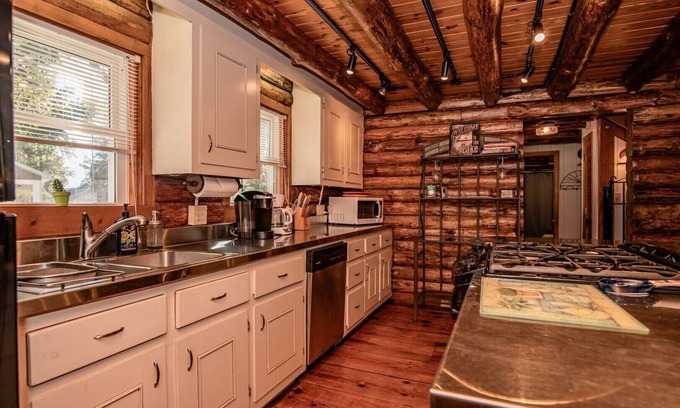 Henrico House | Paradise Cove Beautiful Log Cabin on Lake Gaston NC