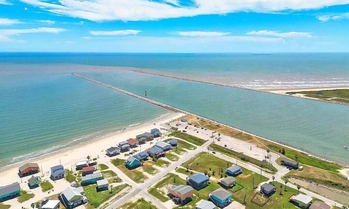 Surfside Beach House | Paradise Found - Great Location - Family Friendly