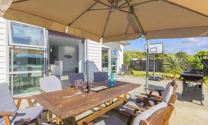 Omaha Cottage | Paradise Haven - Omaha Holiday Home