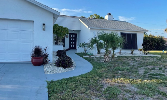 Venice Groves House | Paradise Home! with your own private sanctuary. .3-bedroom house!