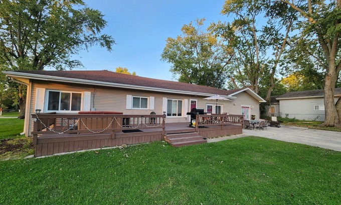 Monticello House | Paradise House - Beautiful 3 bedroom house nestled in a quiet cove on Lake Shafer! Offers 1000 sq ft of living space and will sleep 9. An additional Party Den is available to add-on, featuring a bar area and additional sleeping for 3. Located at Para