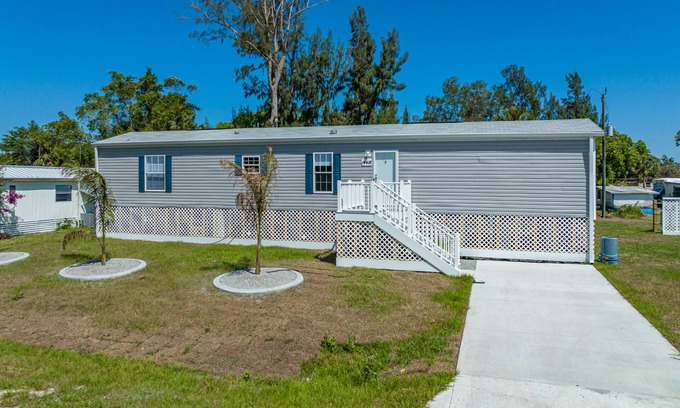 Port Charlotte House | Paradise is all around! Beaches, Golf Courses, Restaurants & Shopping