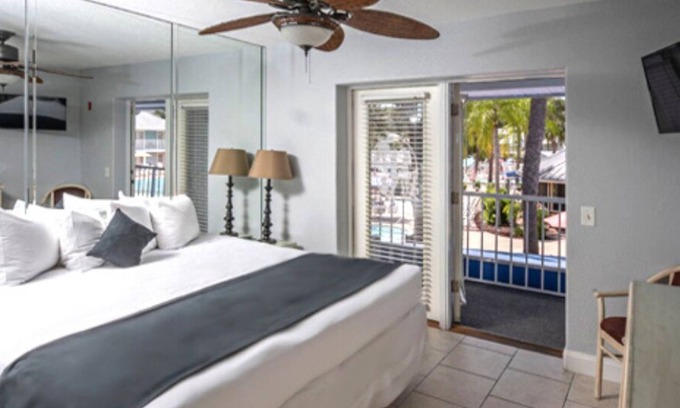 Lutz Hotel | Paradise Lakes Resort, Clothing Optional Resort - Adult Only