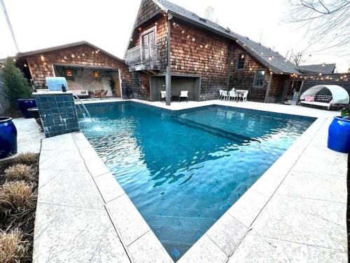 Central Oklahoma City House | Paradise on Penn with Pool & Hot Tub Near Downtown